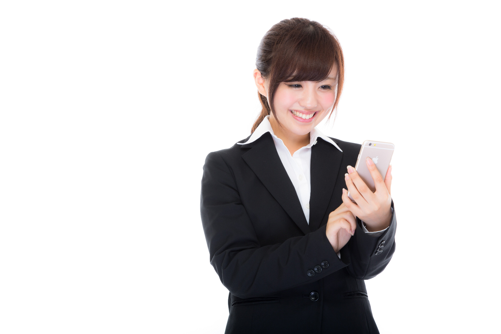 スマートフォンを操作するビジネスパーソン