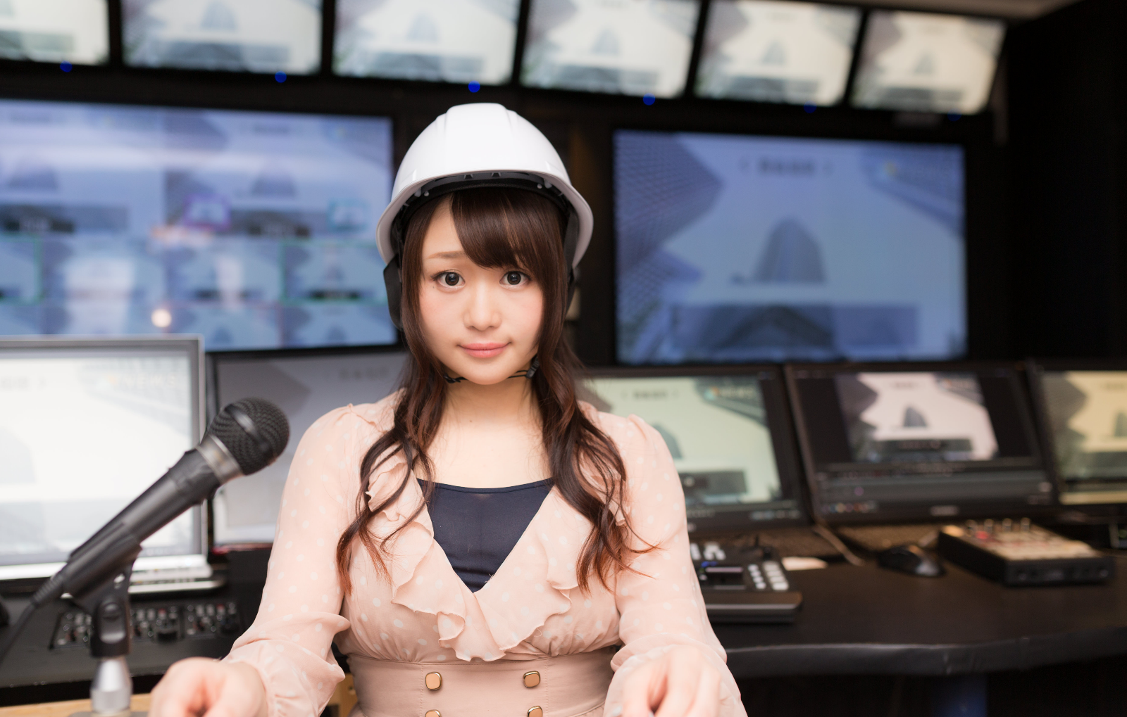 放送スタジオでヘルメットをつけるスタッフ